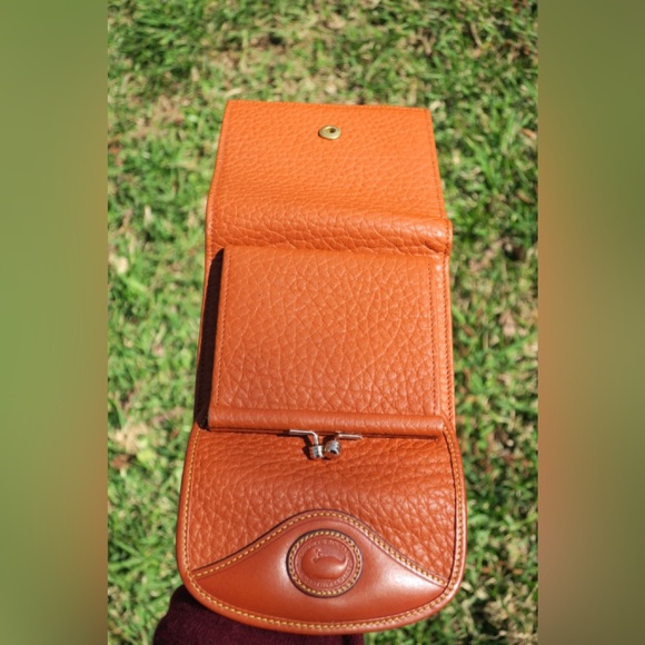 90’s Dooney & Bourke British Tan Bi-Fold Wallet – Excellent Condition! - Picture 2 of 7